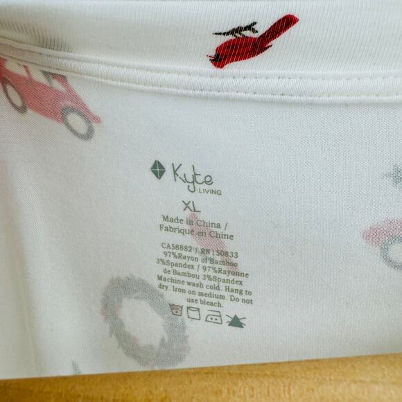Kyte Living Bamboo Christmas Pajama Top Holiday Print Cars & Wreaths Size XL - Picture 4 of 7